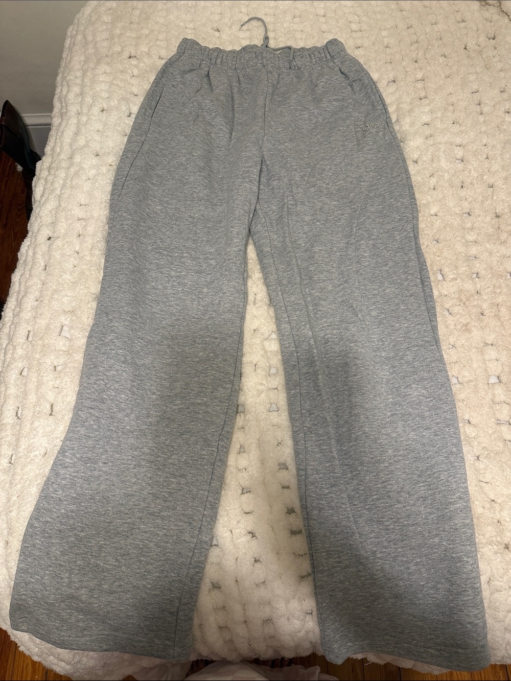 ALO Yoga Women’s Gray Sweatpants - Light Gray Joggers. NEVER WORN.
